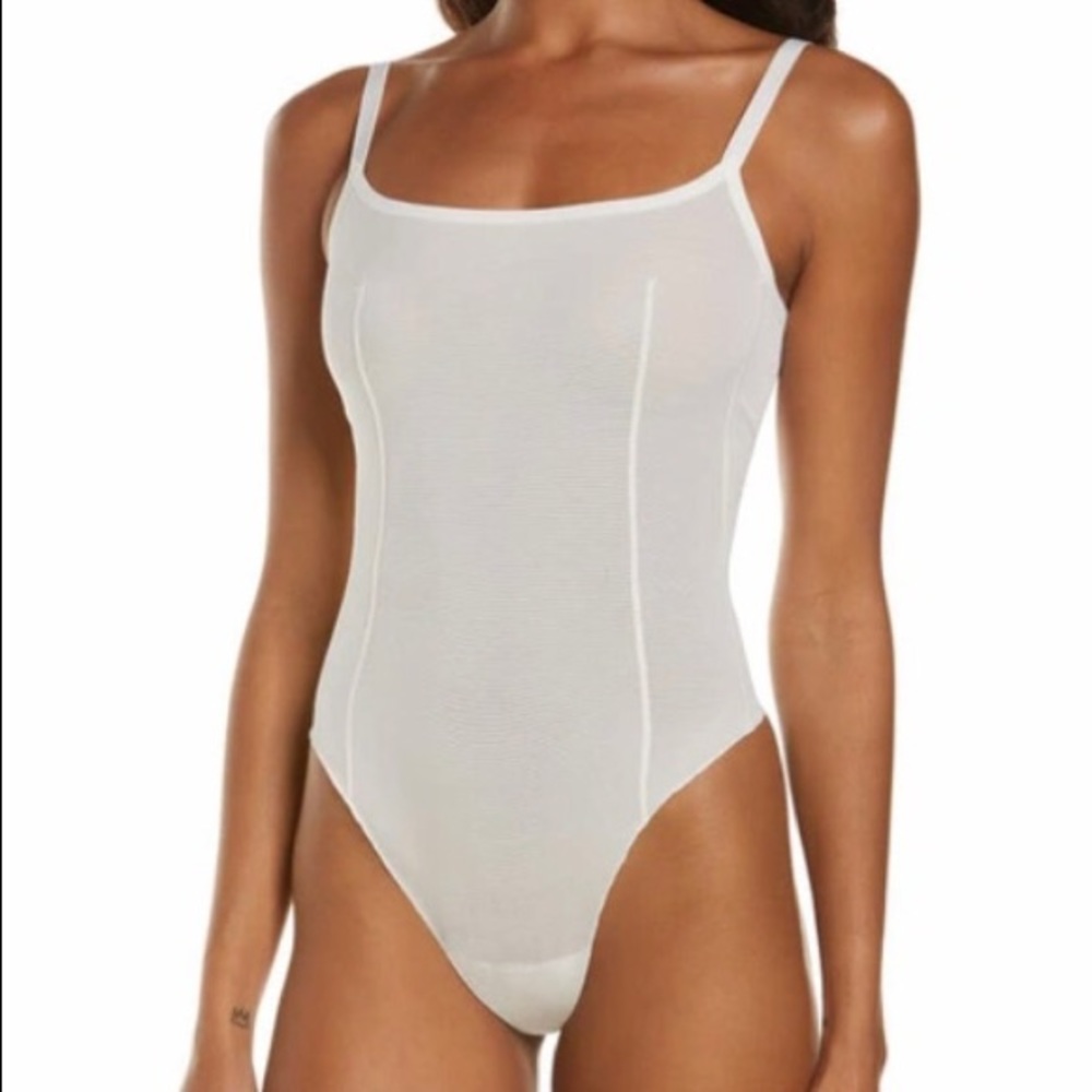 NWT SKIMS POWER MESH BODYSUIT white/“marble”